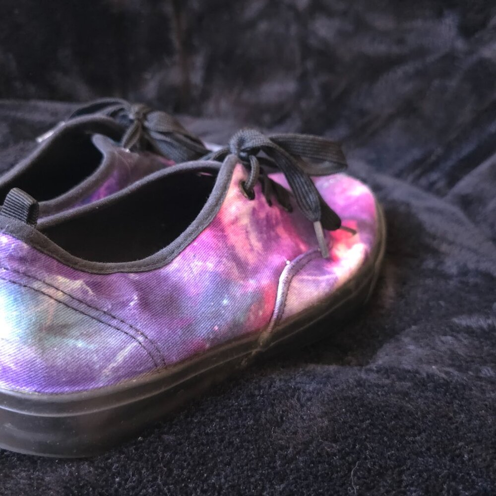 Hot Topic Galaxy Print Sneakers, Women's Size 10 - Picture 4 of 5